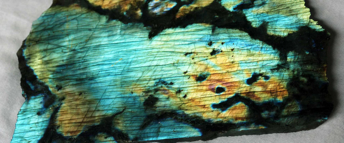 Bienfaits, Propriétés et Vertus de la Pierre Labradorite